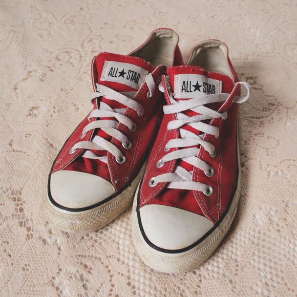 red converse low tops